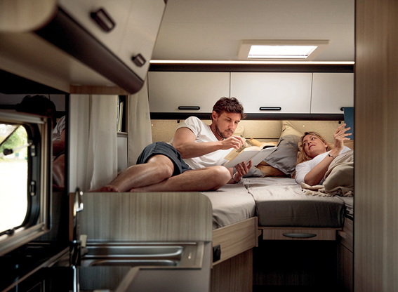 1/2/25 – Compacte en luxe 2-persoons camper met vast bed achterin!